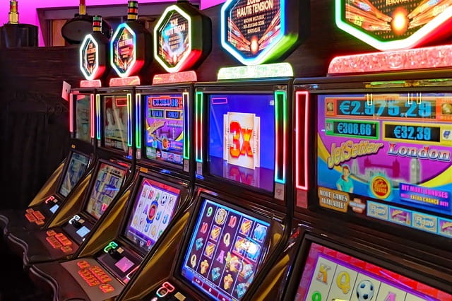 Spielautomaten in einem Casino.